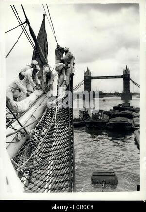 Juillet 09, 1957 - le navire américain ''Blanche'' dans la Thames : avec 350 élèves-officiers à bord du garde-côte américain Escadron pratique ''phare Eagle'' est dans le cadre du plan annuel de la Tamise neuf semaines de formation croisière. Le navire est l'ex-officier nazi Horst Wessel ''bateau'' pris la relève à titre de réparation. Photo montre des cadets à travailler sur le beaupré du ''Blanche'' avec le Tower Bridge en arrière-plan ce matin. Banque D'Images