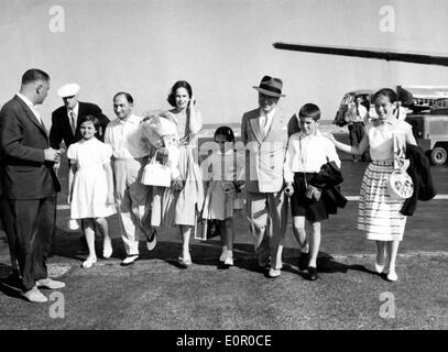 Charlie Chaplin et sa famille en arrivant à Paris Banque D'Images