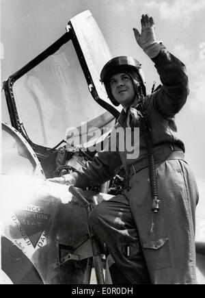 Roland pilote 'Bee' Beamont waving from his airplane Banque D'Images