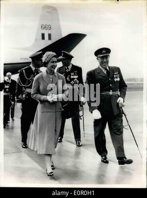 Juin 06, 1957 - Reine a premier vol dans la comète de visiter la station de la RAF : La Reine, suivi par le duc d'Édimbourg, promenades de la R.A.F. La comète à l'arrivée à RAF Leuchars Gare, Fife, Scotland, hier (mardi). C'était le premier vol d'une comète. L'avion fait le vol de Marham, près de Sandringham, dans cinquante minutes à une vitesse de 360 milles à l'heure. Au cours de sa visite, la reine a vu quelques armes secrètes de la Grande-Bretagne, a été donné des démonstrations du travail de la R.A.F. et présenté une norme à no 43. Escadron de chasse. Banque D'Images