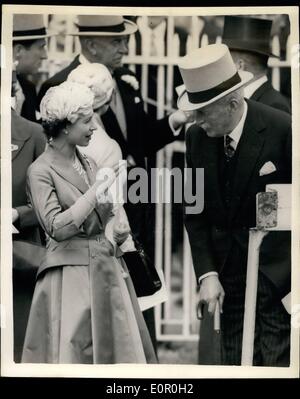 Juin 06, 1957 - Journée du Derby à Epsom. La reine assiste. Photo montre de Sa Majesté la Reine parle de la course quand elle a assisté à la 1957 Derby à Epsom cet après-midi. Banque D'Images