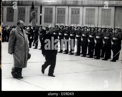 Juillet 26, 1957 - Ho Chi Minh est arrivé dans l'Est de Berlin : le président du nord- Vietnam, Ho Chi Minh a visité par infitation de la zone soviétique- président Wilhelm Pieck East- Berlin où il arrive le 25 juillet 1957. Il a été reçu par le ministre président Grotewohl à par l'air-port de Schönefeld. Sed-chef Walter Ulbricht était également présent. Photo montre : Ho Chi Minh escorté par Otto Grotewoel passe en revue de la garde d'honneur du ''National People's Army'' à l'air-port de Schönefeld. Banque D'Images