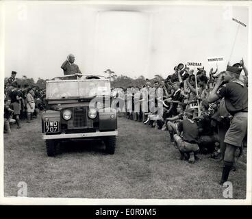 02 août, 1957 - L'ouverture de word scout jamboree jubilaire : The World Scout Jamboree jubilaire a été ouverte hier à Sutton Coldfield, par S.A.R. le duc de Glouceater. La photo montre le duc de Gloucester vu dans une Land Rover qu'il a inspecté après contingents la cérémonie d'hier. Banque D'Images