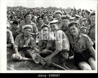 02 août, 1957 - Duc de Gloucester ouvre le Scoutisme : Jamboree Scout Mondial le Jamboree du Jubilé à Satton Coldfield, l'Angleterre a été ouverte par le duc de Gloucester, qui est président de l'Association des Boy Scouts, après que le duc avait fait son discours de bienvenue, il a tour les rangs de 35 000 scouts de 82 pays et a visité les camps dans lesquels ils vivent. Banque D'Images