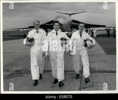 Juin 06, 1957 - Bombardier britannique brise le mur du son par erreur. Un Handley Page Victor quatre jet- V-Bombardier sur un vol d'essai plus de 40 000 pieds au-dessus du Hertfordshire, ''A'', par inadvertance, franchi le mur du son, il a été révélé par la société hier. L'avion était en plongée peu profonde à l'époque. La photo montre le pilote du bombardier Victor, le Flight Lieutenant J.W. Allam (centre) avec le vol de deux observateurs, M. Paul Langston (à gauche) et M. Geoffrey Wass (droite) qui étaient avec lui quand le kamikaze a dépassé la vitesse du son. Banque D'Images