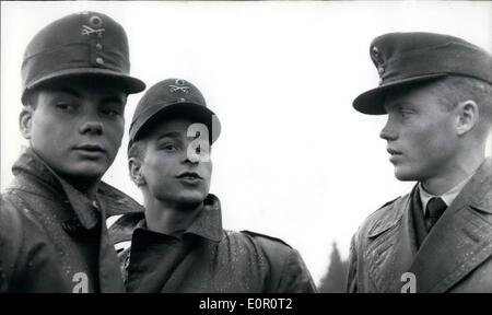 Juin 06, 1957 - Ces trois ont survécu à l'accident tragique-mannoeuvre : les jeunes soldats âgés de 20 ans sont les survivants de l'accident tragique dans le Iller-River près de Kempten. La photo montre la f.l.t.r. Hans Hippler, Walter Woelfi, et Wolfgang Igel. Banque D'Images