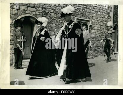 Juin 06, 1957 - Queen investit deux nouveaux chevaliers de la Jarretière : Sa Majesté la Reine aujourd'hui investi Lord Ismay, l'ancien secrétaire général de l'OTAN et Lord Middleton , qui  ans a été Seigneur LIeutnant de l'East Riding of Yorkshire - Knight comme compagnons de l  Prix Nobel Ordre de la jarretière à Windsor Casule. Photo montre : Sa Majesté la Reine et le duc d'Édimbourg, vêtus de leurs robes de l'ordre de la Jarretière, marcher en procession solennelle après l'investiture. Banque D'Images