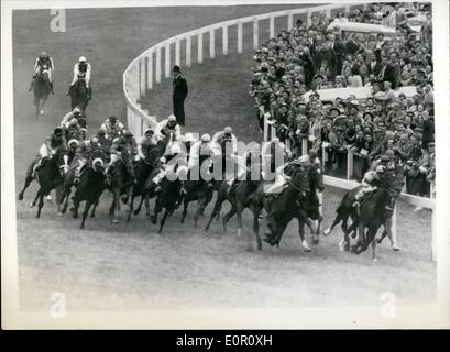 Juin 06, 1957 - ''Crepello'' remporte le Derby l'Arrondissement Tattenham Cornier : Sir Victor Sassoon's ''Crepello'' montée par Lester Piggott a remporté le Derby à Epsom cet après-midi. Deuxième était ''Bally Moss'' (T.P. Burns) avec ''Calumet de la paix'' (Breasley) troisième. La photo montre le domaine l'arrondissement Tattenham Corner - pendant la course de cet après-midi. Banque D'Images