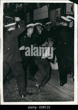 08 août, 1957 - Perturbations à Copenhague après montrant de "rocher" film. : une centaine de policiers ont été appelés à Copenhague mardi soir, pour calmer les jeunes par des perturbations et des filles, à la suite de la projection du film ''Rock autour de l'horloge''. La police avait d'utiliser leurs matraques et plusieurs jeunes ont été remis en question. Photo montre une scène que les policiers ont utilisé leurs matraques, pendant les troubles à Copenhague. Banque D'Images