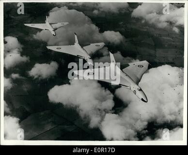 Septembre 09, 1957 - Avro Vulcan - Escadron de boomer de la R.A.F. dans la formation. Vue aérienne de l'air à l'ouate .r.a.f-tonne. Les hommes de no 83 Squadron RAF sont formés à R.A. F. ouates tonne sur le plus grand delta avion au monde - l'Avro Vulcan - le bombardier moyen connu sous le nom de ''triangle volant'' c'est le premier à delta ont trouvé les moteurs à réaction - dans ce cas, les deux tiroirs Olympus Bristol - turbo jet. Le porte-avions un équipage de cinq personnes -deux pilotes deux navagatroes et un agent électronique .Le Vulcan a une envergure f 99 ft. et longueur de 9 1/2 pieds Banque D'Images