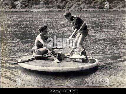 Septembre 21, 1957 -- Après Soucoupe soucoupe à : une petite embarcation, surnommé ''ssoucoupe en difficulté'', sera une des attractions de la marine annuel montrent peu d'ouvrir à Paris. L'engin est un radeau ronde extrêmement facile à  gérer qui peut flotter sur l'ot, tourner dans tous les sens comme une toupie. Il est en plastique question 8 fois plus léger que le liège. Il est de 2m.  de diamètre et équipé d'un moteur 3 CV l'élaboration d'une vitesse de 6 à 10 kilomètres par heure. Photo montre la ''SSoucoupe malade'' à l'essai la Saône, près de Paris. Banque D'Images