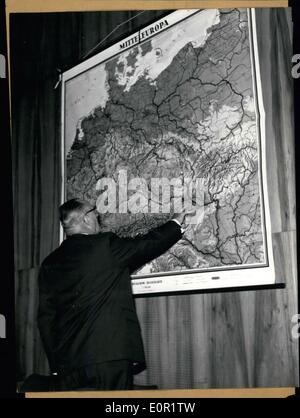 01 octobre, 1957 Ex-Field - Maréchal Schörner devant tribunal de Munich. Le 1 octobre 1957 Le procès de Schörner a commencé dans un tribunal de Munich. Les 65 ans était défendu par trois avocats et a été accusé d'un seul compte d'homicide involontaire coupable et deux autres comptes de tentative d'homicide involontaire coupable. Sur la photo : l'ex-maréchal montre les derniers endroits qu'il a été dans la guerre. Banque D'Images