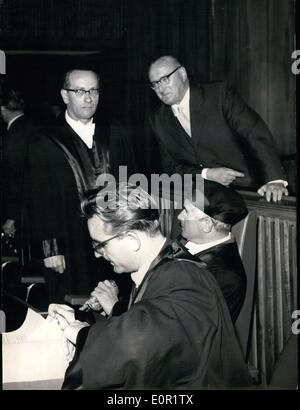 01 octobre 1957 - Le 1 octobre 1957 Le procès de Schörner a commencé dans un tribunal de Munich. Les 65 ans était défendu par trois avocats et a été accusé d'un seul compte d'homicide involontaire coupable et deux autres comptes de tentative d'homicide involontaire coupable. Banque D'Images