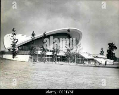 Septembre 09, 1957 - Berlin le congrès-hall a réalisé un chef-d'œuvre de l'architecture, le Congress-Hall dans le Tiergarten, Berlin a été terminée - après 12 mois. Cet impressionnant édifice, qui repose sur des piliers 1000, sera inauguré le 19 septembre. 1957, en présence de Mme Claire et Booth-Luce Dulles Eléonore, sœur de secrétaire des Affaires étrangères J.F. Dulles. Banque D'Images