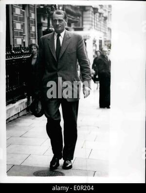 Septembre 09, 1957 - Journal de London lance un ''Win cet homme'' Concours : Le London ''Daily Sketch'' a lancé un concours unique - le gagnant sera présenté avec les services exclusifs de 49 ans Chris Powell, un ex-Major, qui est prête à tout, ou rendez-vous n'importe où pour gagner leur vie. Il peut conduire une voiture - monter à cheval - clôture - et manipuler une arme à feu. Il est prêt à s'acquitter de toute tâche juridique a mangé le gagnant peut souhaiter demander - comme s'asseoir bébé : baignoire bébé : comme eacort : creuser le jardin - nettoyer les vitres prendre la famille à l'seadied de la soo etc. etc. Banque D'Images