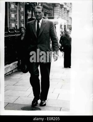 Septembre 09, 1957 - Journal de London lance un ''Win cet homme'' Concours : Le London ''Daily Sketch'' a lancé un concours unique - le gagnant sera présenté avec les services exclusifs de 49 ans Chris Powell, un ex-Major, qui est prête à tout, ou rendez-vous n'importe où pour gagner leur vie. Il peut conduire une voiture - monter à cheval - clôture - et manipuler une arme à feu. Il est prêt à s'acquitter de toute tâche juridique a mangé le gagnant peut souhaiter demander - comme s'asseoir bébé : baignoire bébé : à comme escorte : creuser le jardin - nettoyer les vitres prendre la famille à l'seadied de la soo etc. etc. Banque D'Images