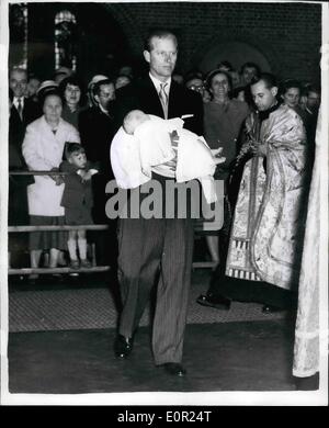 10 octobre 1957 - Le duc d'Édimbourg comme parrain le Prince Philip Le bébé transporteurs : S.A.R. le duc d'Édimbourg a pris le rôle de parrain ce matin à l'Christen du bébé fille d'sa nièce la princesse Christina de Hesse - épouse du Prince Andrej de Yougoslavie. Le bébé reçoit le nom de Maria. La Reine était invité à la cérémonie - à l'église Saint Sava, l'Église orthodoxe serbe, Notting Hall. Phot montre le Prince Philip porte le bébé dans ses bras - au cours de la cérémonie à l'église St.Sava ce matin. Banque D'Images