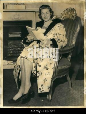 Le 12 décembre 1957 - Ingrid Bergman et Cary Grant au Royal Opera House : Écran stare Ingrid Bergman et Cary Grant visité le Royal Opera House, Covent Garden, ce matin, pour tirer sur des scènes de son nouveau film ''indiscret'' - (anciennement ''Genre Sir''). Photo montre Ingrid Bergman portant une photographie noir et blanc - création de Dior prend son aise dans un fauteuil fort Royal - dans la loge royale  - qu'elle a utilisé comme son dressing - à l'Opéra ce matin. Banque D'Images