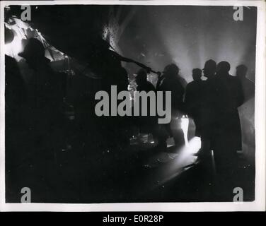 Le 12 décembre 1957 - accident ferroviaire tragique dans le brouillard à Lewisham : plus de quarante personnes ont perdu la vie quand un train électrique de Charing Cross à Hayes a été frappé par un train à vapeur de Gem Street à al dans un épais brouillard à l'extérieur de St John's, Lewisham ce soir. Partie d'un pont autoroutier s'écrasa sur l'épave. Photo montre les pompiers et secouristes sur les lieux de la catastrophe ce soir. Banque D'Images