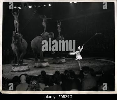 Le 12 décembre 1957 - Noël à répéter pour l'Olympia Circus.. l'Doreen Duggan éléphants. Photo montre :- vue générale o Banque D'Images