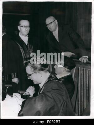 10 octobre 1957 - le maréchal de l'armée d'Hitler affronte le procès à Munich. Accusé de ''conduite inhumaine''. Le procès se déroule à Munich sous la forme d'un maréchal Ferdinard Schoerne dans l'armée d'Hitler. Il est accusé d'avoir ordonné à deux officiers et à un N.C.O. d'être abattu sans cour martiale pour sitfen la résistance Wehrmaht - lorsque l'Allemagne nazie s'est effondrée au printemps 1945. Les deux officiers dont l'exécution a été ordonnée par Scherner étaient l'ancien colonel George Sparre et son adjoint, le Dr Jungling, qui ont échappé à la mort par l'interversion du général Schulz, alors commandant de l'armée Banque D'Images