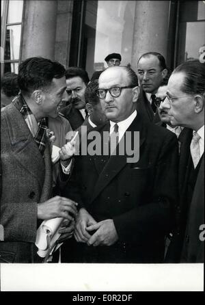 10 octobre 1957 - Crise du Cabinet Français : Guy Mollet à la forme du nouveau gouvernement. OPS : Guy Mollet de quitter le Palais de l'Élysée après avoir été Banque D'Images