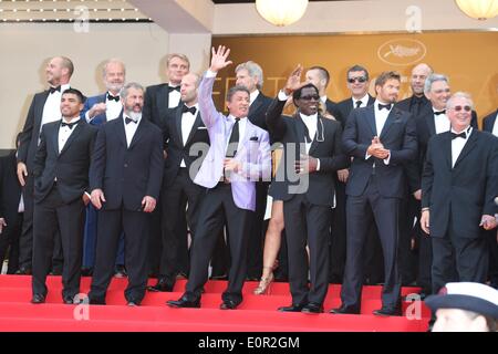 (Haut l-r) Acteurs Glen Powell, Kelsey Grammer, Dolph Lundgren, Harrison Ford, directeur Patrick Hughes, acteurs Antonio Banderas, Randy Couture (avant l-r) Victor Ortiz, Mel Gibson, Jason Statham, Sylvester Stallone, Ronda Rousey, Wesley Snipes, Kellan Lutz, invité et le producteur Avi Lerner assister à la première de '3 hybrides au cours de la 67e Festival International du Film de Cannes au Palais des Festivals de Cannes, France, le 18 mai 2014. Photo : Hubert Boesl AUCUN SERVICE DE FIL Banque D'Images