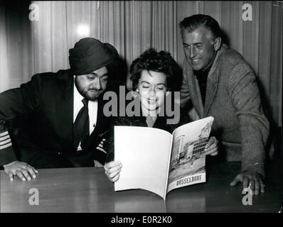 Le 12 décembre 1957 - Stewart Granger à Dusseldorf : En route pour l'Inde Acteur Stewart Granger et Barbara Rush est arrivé à l'aéroport de Düsseldorf. Le commandant de bord gauche de l'avion avec lequel Granger et Rush s'envoleront pour l'Inde. Banque D'Images