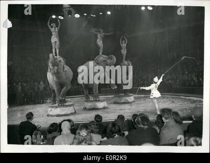 Le 12 décembre 1957 - Noël à répéter pour l'Olympia Circus. La Doreen Duggan éléphants. La photo montre la vue générale de l'anneau - comme Doreen Duggan répète son spectacle les éléphants pendant la répétition ce matin de la Bertram Mills Circus de Noël. Banque D'Images