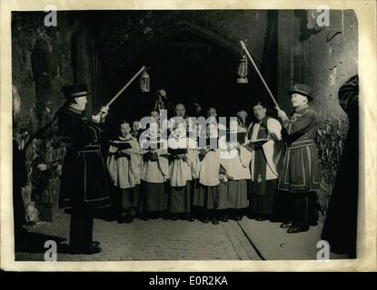 Le 12 décembre 1957 - Noël à la Tour de Londres. Photo : Keystone montre gardiens Yeoman tenir lanternes, que les choristes de la chapelle royale de saint Pierre, ad Vincula dans la Tour de Londres, chanter au cours de leur cycle annuel de Noël. Banque D'Images