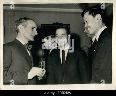 Le 12 décembre 1957 - L'Earl Marshal suédois détient la réception pour Lauréats du Prix Nobel à Stockholm : l'Earl Marshal Birger Ekeberg a organisé une réception à son domicile pour l'International de Stockholm, lauréats du Prix Nobel - qui sont dans la capitale suédoise pour recevoir leur prix. La photo montre le professeur Daniel Bovet (Médecine) parler avec M. Tsung Dao Lee et M. Chen Ning Yang qui partagent le prix de physique - au cours de la réception. Banque D'Images