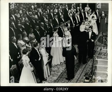 Le 12 décembre 1957 - Prix Nobel de l'Allemagne. Les lauréats du Prix Nobel ont reçu leur prix du Roi Gustave de Suède, à la salle de Concert de Stockholm. La cérémonie a été suivie par le traditionnel banquet de l'hôtel de ville. Photo Keystone montre :- le roi Gustav vu à droite présentant le professeur Tsung Dao Lee, qui a partagé le Prix Nobel de physique avec le professeur Chen Ning Yang (vu en premier plan, dos à la caméra), avec son prix. Le professeur Yang Ning vient de recevoir son. À la suite, dans la première ligne, sont : La Princesse Birgitta ; le Prince Bertil de Suède, la reine Louise, la Princesse Margaretha, le Prince Guillaume et la Princesse Desiree. Banque D'Images