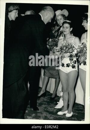 Le 12 décembre 1957 - Le maire répond aux artistes de cirque. Le maire de Londres, Sir Denis. Truscott, à discuter avec un petit trapese - artiste à Olympie où les collines Bartra Circus s'ouvre aujourd'hui Banque D'Images