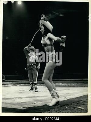 Le 12 décembre 1957 - Olympia Circus répétitions. La ''Loi de fissuration fouet''. Photo Keystone montre : ''le'' - Cordons d'effectuer leur whip cracking agir - dans lesquelles une correspondance tenue par la jeune fille est incendiée par le whip - suivie de l'effleurant l'écart d'une cigarette tenue à ses lèvres... Vu pendant les répétitions à Olympie du Bertram Mills Circus de Noël. Banque D'Images