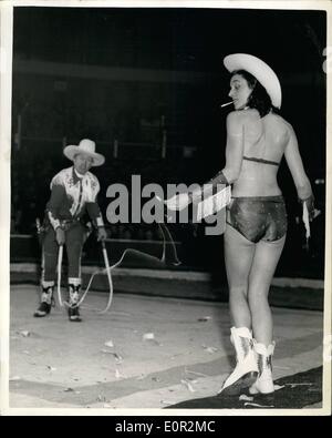 Le 12 décembre 1957 - Répétitions pour Noël : Cirque Olympique photo montre l'un des lois à l'Bertram Mills Circus Olympia une répétition de ce qui s'est tenue aujourd'hui - est l'Cordon - dans lequel whipcracking de l'éblouissante nature est considérée, dans lesquelles une correspondance - tenue par une fille est mis d'accord par le whip - suivie de l'effleurement d'une cigarette tenue dans sa bouche. Banque D'Images