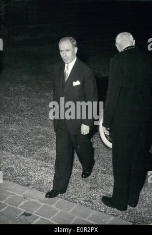 10 octobre 1957 - Crise du Cabinet Français : Antoine Pinay Faire une soumission : Antoine Pinay a à son tour accepté la tâche de tenter de former le nouveau cabinet. Photo show M. Antoine Pinay arrivant à l'Elysée hier soir. Banque D'Images