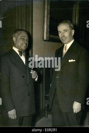 10 octobre 1957 - Crise du Cabinet Français : Antoine Pinay Faire une soumission : Antoine Pinay a à son tour accepté la tâche de tenter de former le nouveau cabinet. Photo show Antoine Pinay photographié avec M. Gaston Monnerville, Président du Sénat, ce matin. Banque D'Images