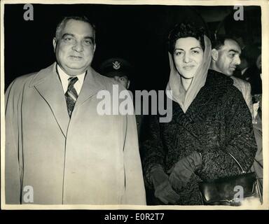 10 octobre 1957 - Président du Pakistan arrive. Le Major-général Iskander Mirza, le Président du Pakistan, qui est dans une tournée européenne - est arrivé à l'aéroport de Londres. Il était accompagné de son épouse. Photo Keystone montre :- Le Général Iskander Mirza, et son épouse, vu à l'arrivée à l'aéroport de Londres. Banque D'Images