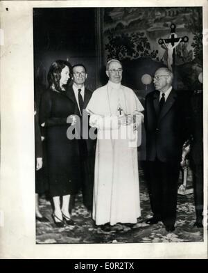 16 octobre 1957 - Le célèbre réalisateur américain Cecil B. de Mille accompagné de sa fille, Mme Joseph Harper, et le Dr Max Jacobson ont été reçus aujourd'hui par le Pape Pie XII à sa résidence d'été à Castelgandolfo. Banque D'Images