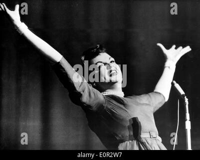 Chanteuse et actrice Judy Garland excité sur scène Banque D'Images