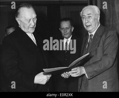 Theodor Heuss présente certificat Konrad Adenauer Banque D'Images