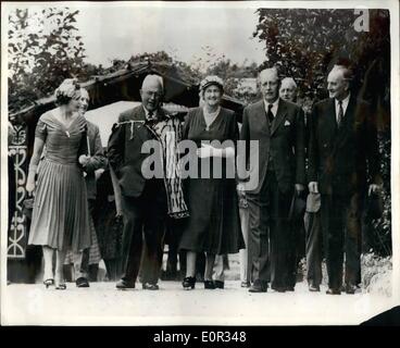 01 janvier, 1958 - Le Premier ministre en Australie . Photo montre M. le Premier ministre Harold Macmillan et lady Dorothy Macmillan en centre avec Sir George Mallaby droit sur le Royaume-Uni. Haut Commissaire avec Dame Mallaby, à gauche et à côté d'elle un Maori à l'arrivée à Turangawaowae garuwahia Pa, N pour les Maoris officielle de bienvenue. Banque D'Images