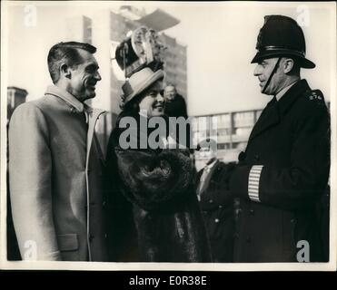 11 novembre 1957 - Tournage de scène pour Ingrid Bergman's nouveau film ''indiscret'', à Londres : le tournage d'une scène pour le film ''indiscret'', qui stars Ingrid Bergman, Cary Grant et Cecil Parker, a eu lieu ce matin à l'angle de la Ruelle d'or E.C.I. Photo montre Ingrid Bergman et Cary Grant chat pour PC. Sid Goodwin, un policier de la ville - au cours d'une pause dans le tournage d'aujourd'hui. Banque D'Images