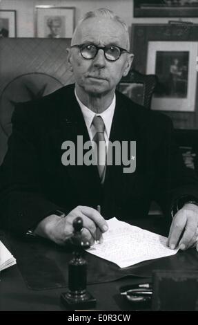 01 janv., 1958 - Prince Oskar de Prusse est mort : Oskar Prince de Prusse, le dernier fils de l'empereur Guillaume II, Maître des Chevaliers de Saint-Jean Jhn est décédé à Munich dans la nuit du 27 janvier après une longue et grave maladie. Les funérailles auront lieu dans le château de la famille de la près de Hohenzollern Hechingen. Banque D'Images