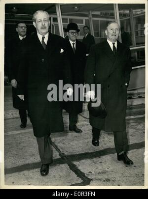 11 novembre 1957 - Le Premier ministre part pour Paris. Entretiens avec l'anglais : M. Harold Macmillan, le premier ministre a donné l'aéroport de Londres ce matin pour Paris où il est d'avoir des entretiens avec M. Gaillard le Premier ministre français. Photo montre M. Harold Macmillan accompagné d'affaires Secrétaire M. Selwyn Lloyd à pied de l'avion à l'aéroport de Londres ce matin. Banque D'Images