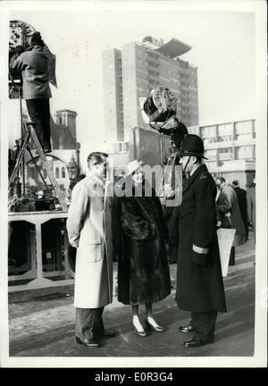 11 novembre 1957 - Tournage à Londres d'une scène du nouveau film Ingrid Bergman indiscret . Le tournage d'une scène pour le film indiscret , qui stars Ingrid Bergman, Cary Grant et Cecil Parker, a eu lieu ce matin à l'angle de la Ruelle d'or, E.C.I. Photo : Keystone montre Ingrid Bergman et Cary Grant à discuter avec Pc. Sid Goodman, un policier de la ville. pendant les pauses dans le tournage d'aujourd'hui. H/Keystone Banque D'Images