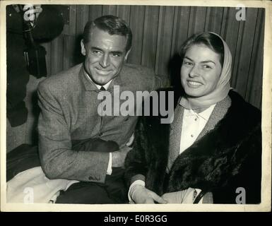 11 novembre 1957 - Ingrid Bergman arrive à Londres : l'écran star Ingrid Bergman a été accueilli par Cary Grant qui est de co-star avec elle au nouveau film lorsqu'elle est arrivée à l'aéroport de Londres de l'Italie hier soir. Ingrid a séparée de son mari Roberto Rossellini. Photo montre Ingrid Bergman et Cary Grant à l'aéroport de Londres hier soir. Banque D'Images