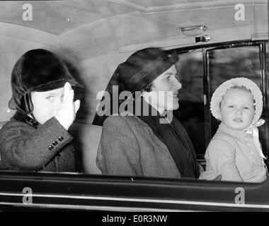 01 janv., 1958 - Londres, Angleterre, Royaume-Uni - LE PRINCE CHARLES, à gauche, et de la princesse Anne quittent Clarence House par voiture au début de leur voyage. Sandringham Banque D'Images