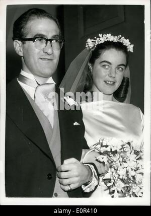 19 novembre 1957 - Sir Winston Churchill's-nièce jeudi 28 novembre 2013 : Le mariage a eu lieu aujourd'hui à Grosvenor Chapel, Mayfair, Mlle Sally de Churchill, 22 ans, fille de Sir Winston Churchill's artiste neveu, M. John Spencer Churchill et M. James Colin Crewe, fils de feu le grand Hugh et Lady Annable Crewe. Sir Winston Churchill a assisté à la cérémonie. Photo montre les mariés après la cérémonie. Banque D'Images