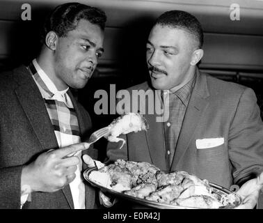 Boxer Bob Baker l'offre d'une cuisse de poulet par Howie Turner Banque D'Images